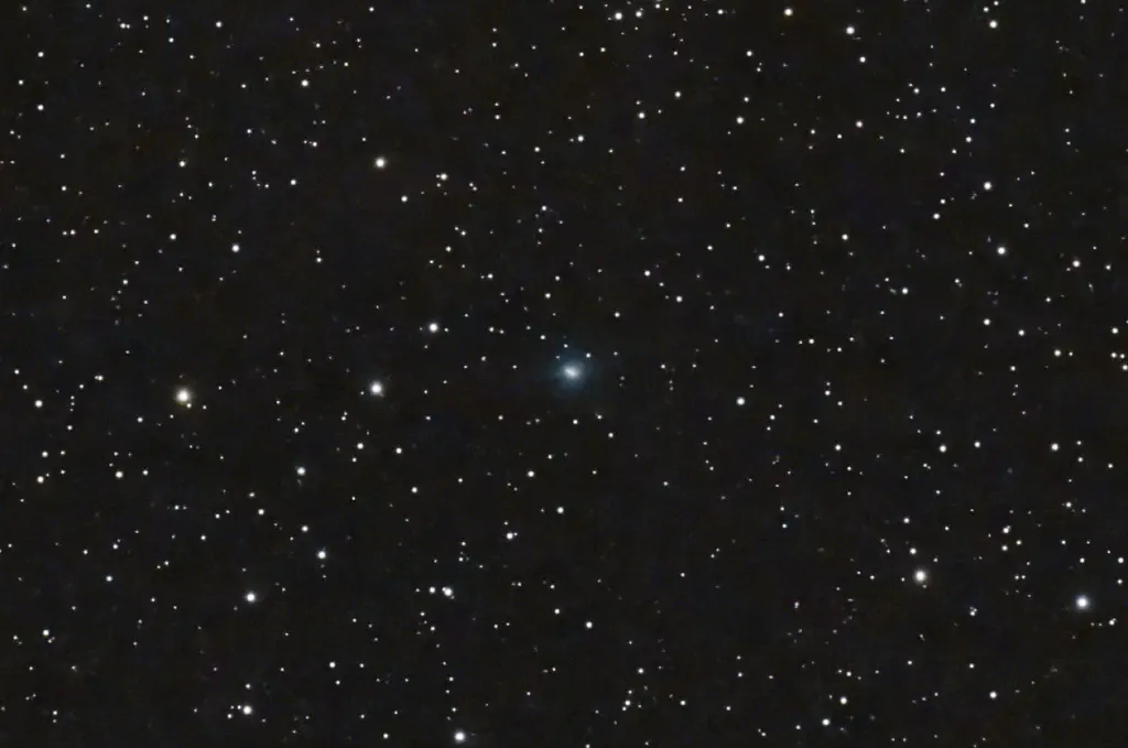 amateur astrophoto of a comet, centered
